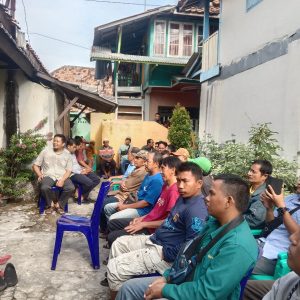 H Teddy Meilwansyah SSTP MM MPd bertatap muka dengan puluhan pedagang kali lima yang biasa berjualan Taman Kota Baturaja dan masyarakat warga di daerah Lr Cemara, Kecamatan Baturaja Timur. Foto dokumen Tim Bertaji