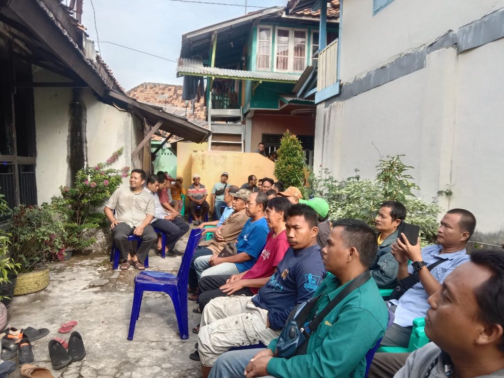 H Teddy Meilwansyah SSTP MM MPd bertatap muka dengan puluhan pedagang kali lima yang biasa berjualan Taman Kota Baturaja dan masyarakat warga di daerah Lr Cemara, Kecamatan Baturaja Timur. Foto dokumen Tim Bertaji