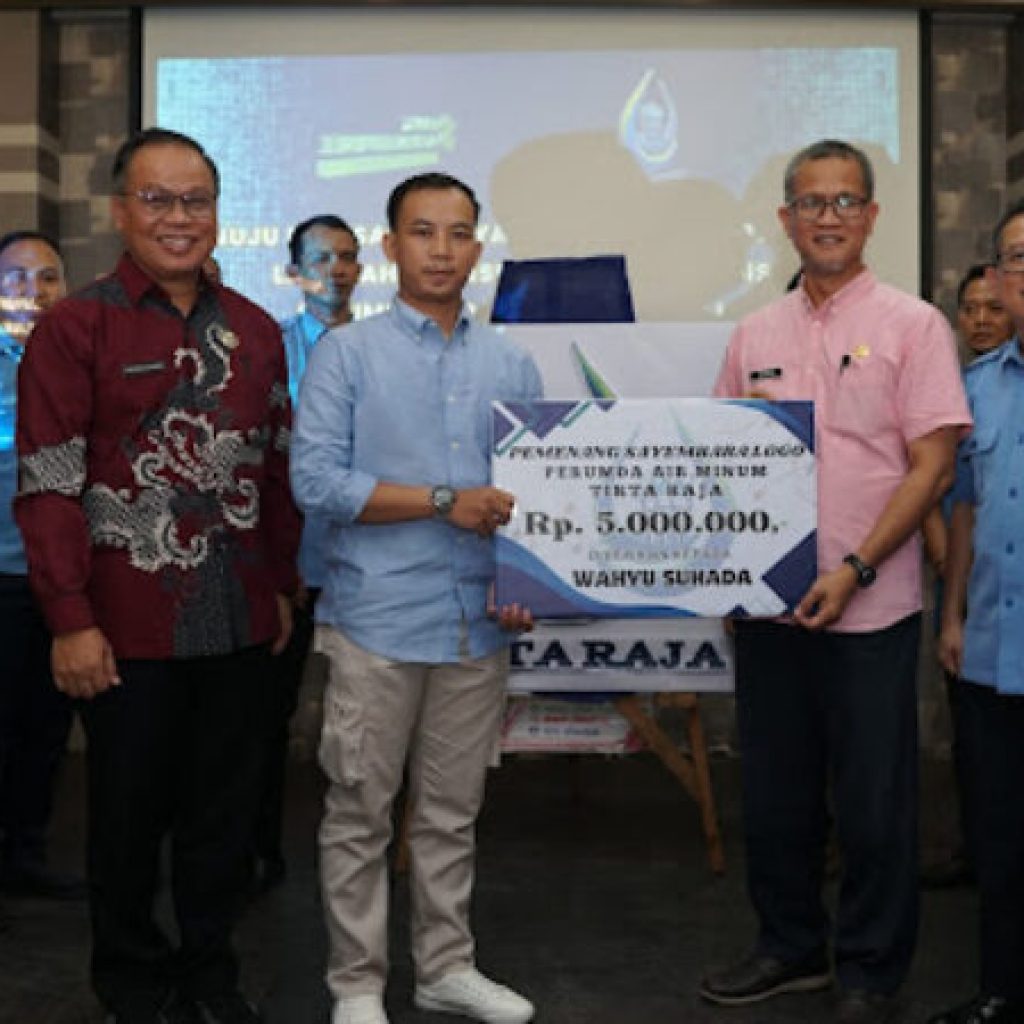 Direktur Utama Tirta Raja, Bertho Darmo Poedjo Asmanto MBA, sekaligus sebagai Kick-Off Proses Transformasi Perusahaan dan Asisten II Setda OKU H Hasan HD Ssos MSE saat Launching Logo Perumda Tirta Raja. Kanalberita.id / Edo