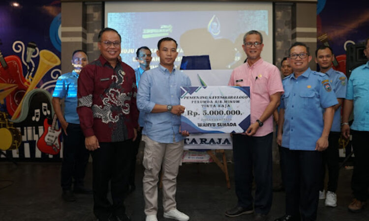 Direktur Utama Tirta Raja, Bertho Darmo Poedjo Asmanto MBA, sekaligus sebagai Kick-Off Proses Transformasi Perusahaan dan Asisten II Setda OKU H Hasan HD Ssos MSE saat Launching Logo Perumda Tirta Raja. Kanalberita.id / Edo