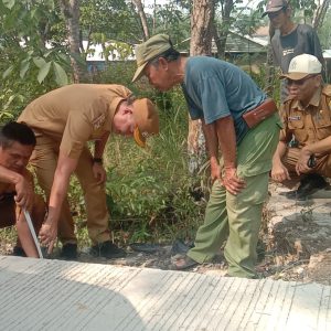 : Pj Bupati OKU Muhammad Iqbal Alisyahbana SSTP MM meninajau hasil pembangunan peningkatan dalam Kota Baturaja yang sudah selesai siap difungsikan Senin (7/10/2024). Foto Kanalberita.id / Edo