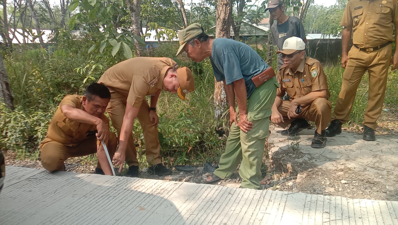 : Pj Bupati OKU Muhammad Iqbal Alisyahbana SSTP MM meninajau hasil pembangunan peningkatan dalam Kota Baturaja yang sudah selesai siap difungsikan Senin (7/10/2024). Foto Kanalberita.id / Edo