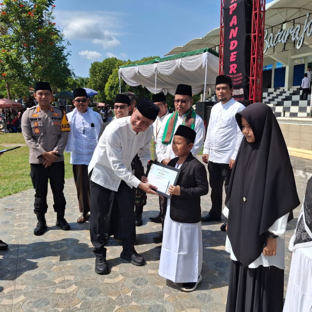 Pj Bupati OKU M Iqbal Alisyahbana SSTp MMM MPd didampingi Ketua DPD Forum Pondok Pesantren Sumsel, Kabupaten OKU Ketua KH Zulfan Baron SPdI Msi. Kanalberita.id / Edo