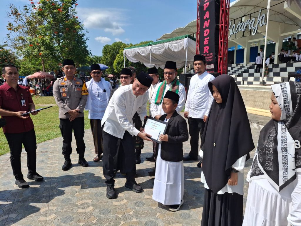 Pj Bupati OKU M Iqbal Alisyahbana SSTp MMM MPd didampingi Ketua DPD Forum Pondok Pesantren Sumsel, Kabupaten OKU Ketua KH Zulfan Baron SPdI Msi. Kanalberita.id / Edo