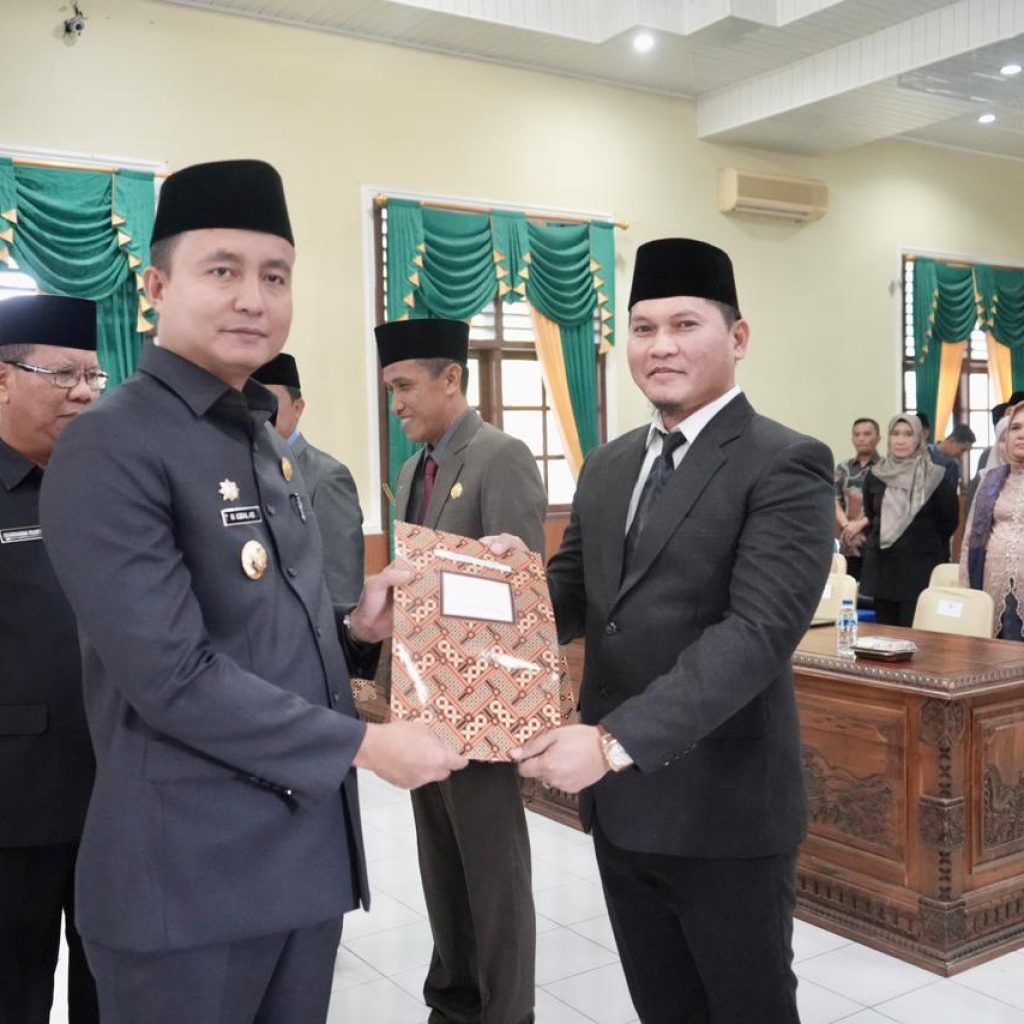 Pj Bupati OKU M Iqbal Alisyahbana melantik dan mengambil sumpah 3 pejabat Pimpinan Tinggi Pratama dan 2 pejabat Administrator OKU. Foto Kanalberita.id / Edo