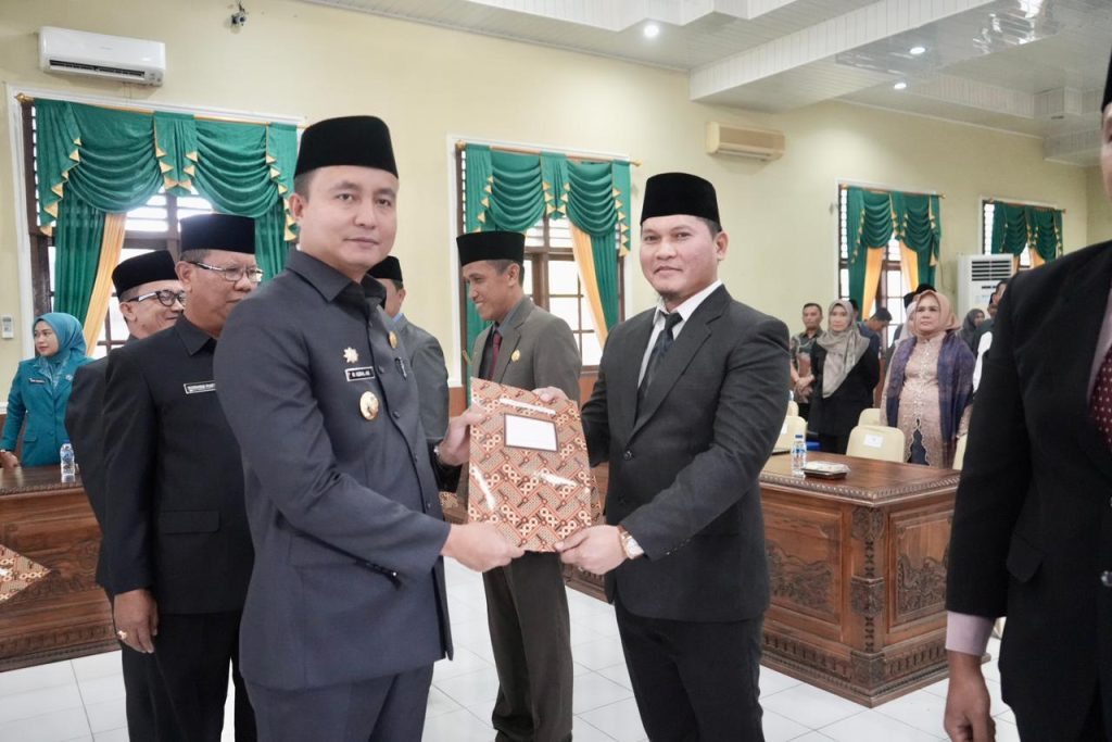 Pj Bupati OKU M Iqbal Alisyahbana melantik dan mengambil sumpah 3 pejabat Pimpinan Tinggi Pratama dan 2 pejabat Administrator OKU. Foto Kanalberita.id / Edo