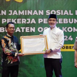 Penjabat Bupati OKU Muhammad Iqbal Alisyahbana SSTP MM menerima penghargaan dari BPJS. Yang diserahkan oleh Kepala Kantor BPJS Ketenaga Kerjaan Cabang Muara Enim, Sonny Alongsye di Hotel The Zuri Baturaja Selasa (22/10/2024). Kanalberita.id / Edo