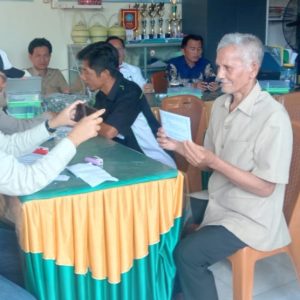 Pembayaran kompensasi kepada masyarakat di Kecamatan Muara Jaya, Kabupaten OKU. Foto dokumen kecamatan Muarajaya