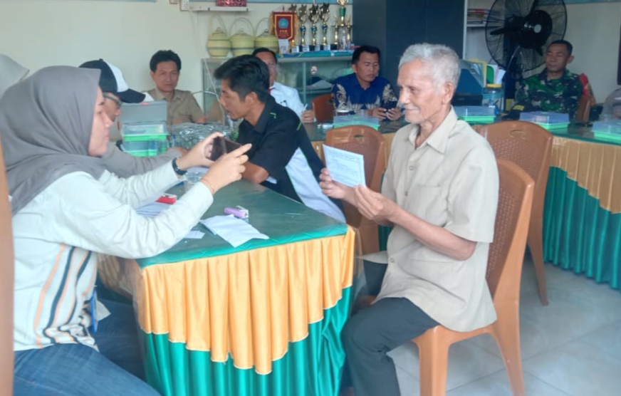 Pembayaran kompensasi kepada masyarakat di Kecamatan Muara Jaya, Kabupaten OKU. Foto dokumen kecamatan Muarajaya