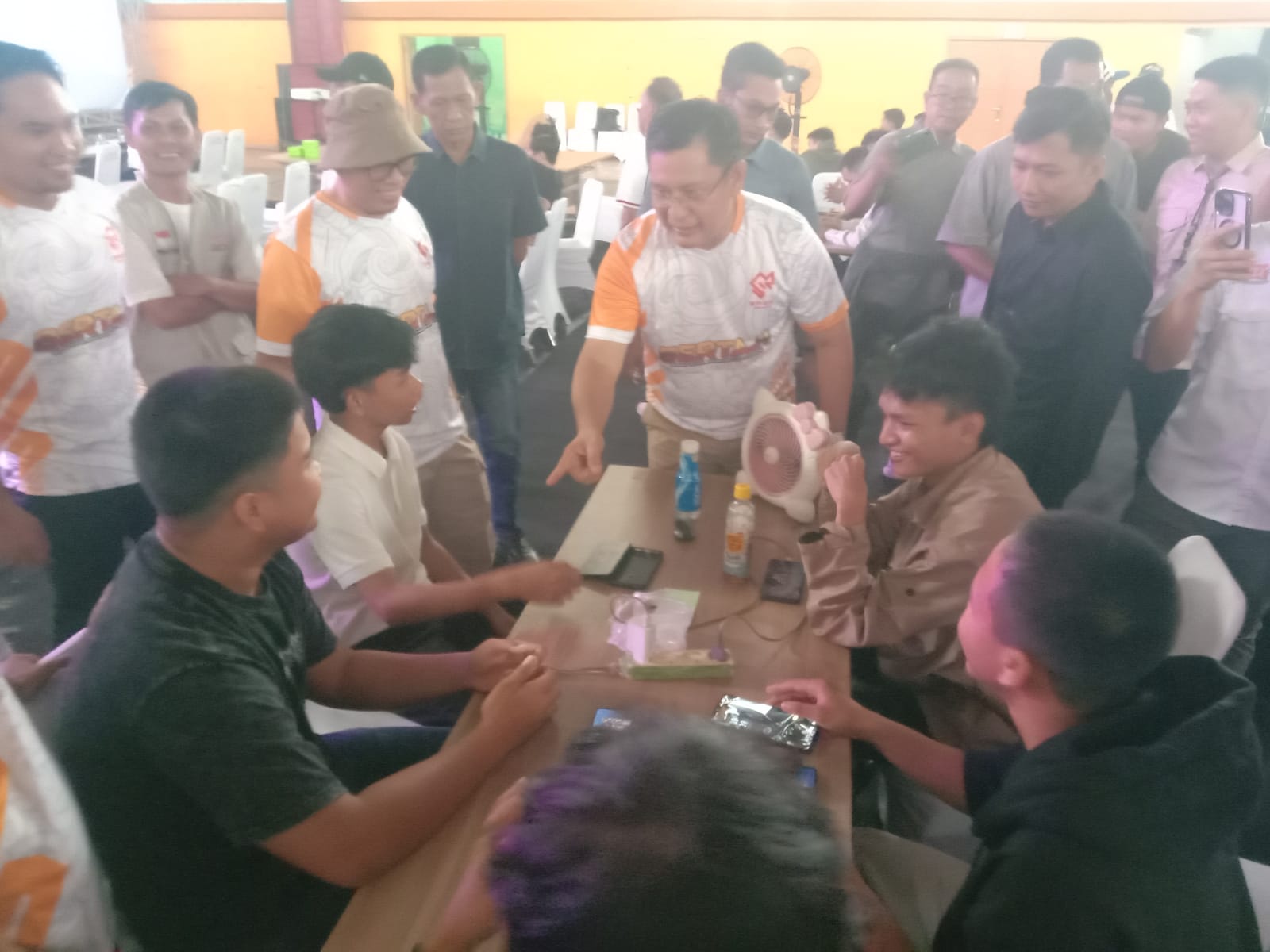 Calon Bupati OKU Nomor Urut 2 H Teddy Meilwansyah SSTP MM MPd saat membuka event E-sport Tournament Bertaji Mobile Legends di GOR Baturaja. Kanalberita.id / Edo