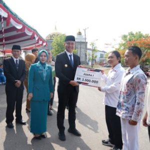 Pemuda Pelopor dan Inovasi Dapat Penghargaan di HUT Sumpah Pemuda ke-96 yang diserhkan oleh PJ Bupati OKU Muhammad Iqbal Alisyahbana SSTP MM . Kanalberita.id / Edo