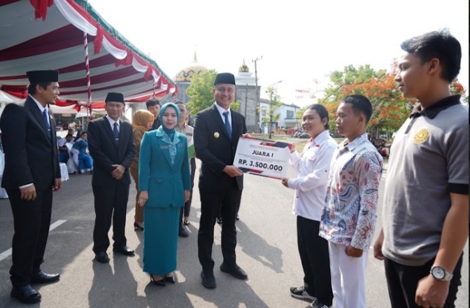 Pemuda Pelopor dan Inovasi Dapat Penghargaan di HUT Sumpah Pemuda ke-96 yang diserhkan oleh PJ Bupati OKU Muhammad Iqbal Alisyahbana SSTP MM . Kanalberita.id / Edo