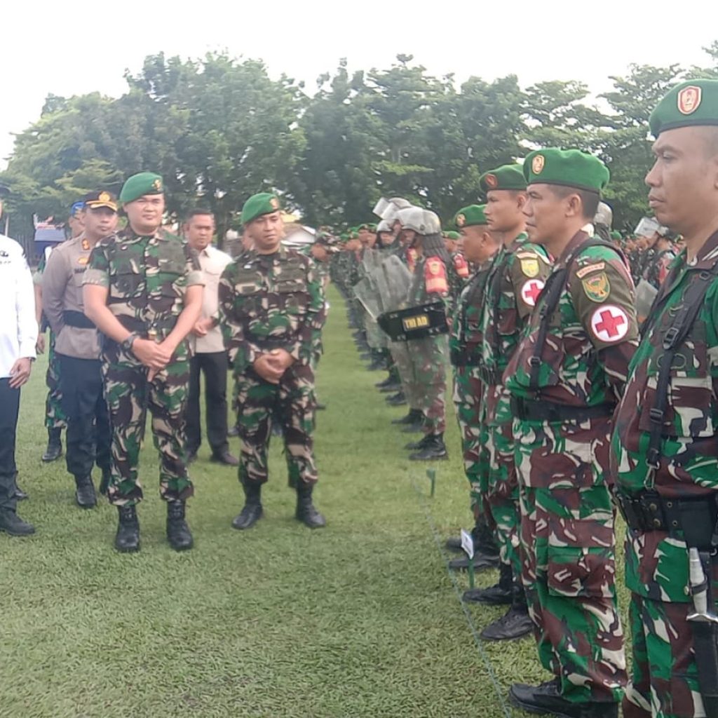 Danrem 044/Gapo Brigjen TNI Muhammad Thohir SSos MM dan Forkopimda OKU saat memeriksa pasukan apel gabungan gelar Pengamanan Pilkada serentak dI Kabupaten OKU tahun 2024. Kanalberita.id / Edo