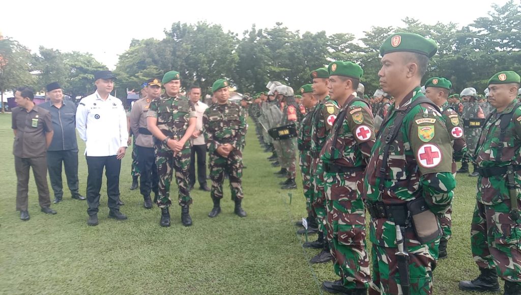 Danrem 044/Gapo Brigjen TNI Muhammad Thohir SSos MM dan Forkopimda OKU saat memeriksa pasukan apel gabungan gelar Pengamanan Pilkada serentak dI Kabupaten OKU tahun 2024. Kanalberita.id / Edo