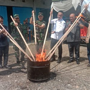 Pemusnahan Surat Suara pilgub/pilwagup dan pilbup/pilwabup di Kabupaten OKU dihalaman gudang logistik KPU OKU Selasa (26/11/2024). Kanalberita.id / Edo