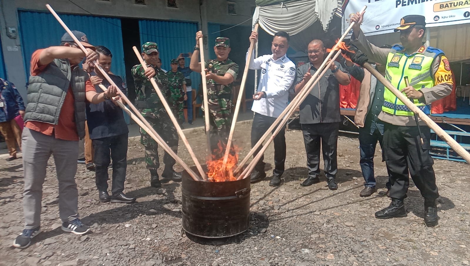 Pemusnahan Surat Suara pilgub/pilwagup dan pilbup/pilwabup di Kabupaten OKU dihalaman gudang logistik KPU OKU Selasa (26/11/2024). Kanalberita.id / Edo