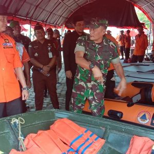 Pj Bupati OKU Muhammad Iqbal Alisyahbana SSTP MM mengecek peralatan kesiapsiagakan personal dan alat penanggulangan bencana banjir dan tanah longsor. Foto Kanalberita.id / Edo