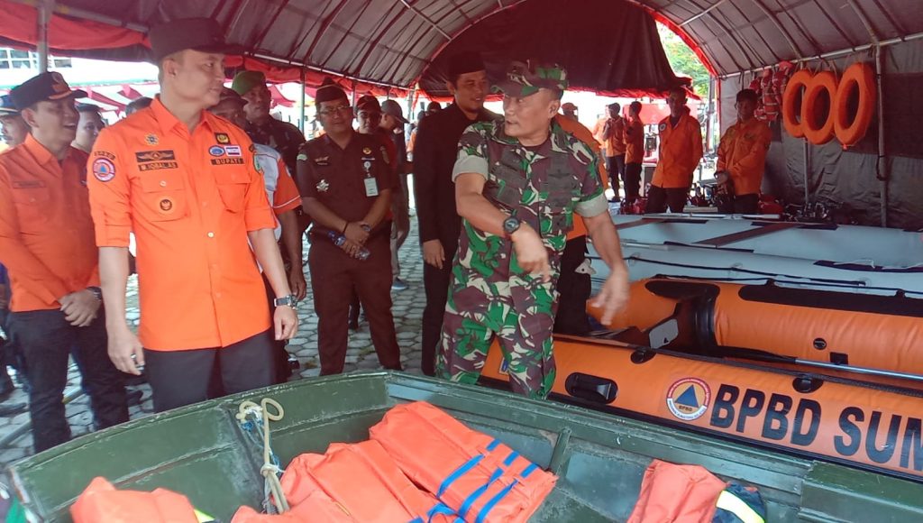 Pj Bupati OKU Muhammad Iqbal Alisyahbana SSTP MM mengecek peralatan kesiapsiagakan personal dan alat penanggulangan bencana banjir dan tanah longsor. Foto Kanalberita.id / Edo