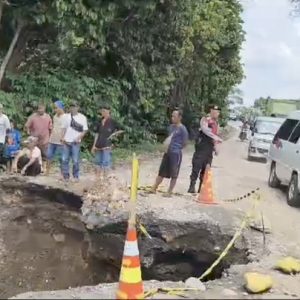 Situasi lokasi jalan yang amblas di Jalan Lintas Sumatera (jalan negara) di Desa Pengandonan Kecamatan Pengandonan Kabupaten OKU. Fota dokumen Kapolsek Pengandonan