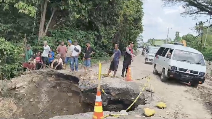 Situasi lokasi jalan yang amblas di Jalan Lintas Sumatera (jalan negara) di Desa Pengandonan Kecamatan Pengandonan Kabupaten OKU. Fota dokumen Kapolsek Pengandonan