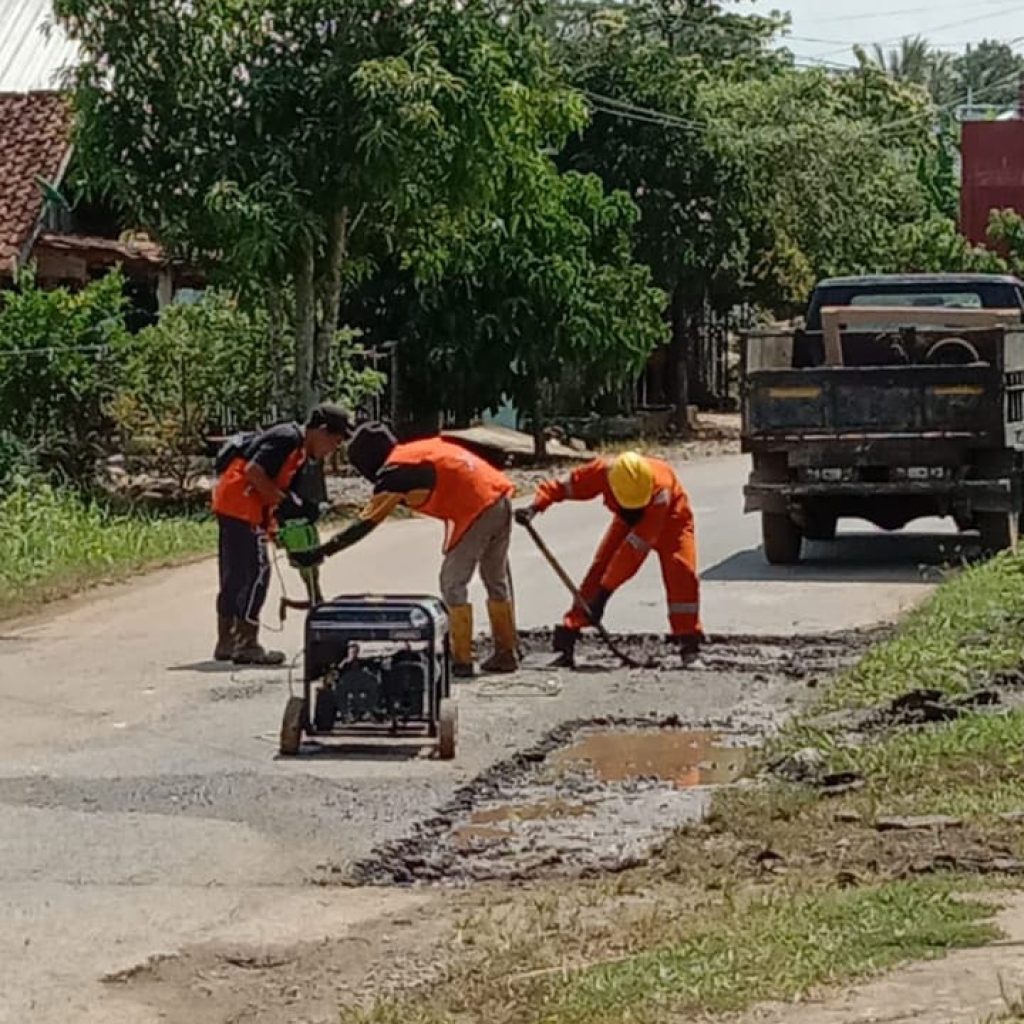 Pemerintah Kabupaten Ogan Komering Ulu (Pemkab OKU) melakukan pekerjaan perbaikan sejumlah ruas jalan di Bumi Sebimbing Sekundang khususnya di kawasan dalam Kota Baturaja. Kanalberita.id / Edo