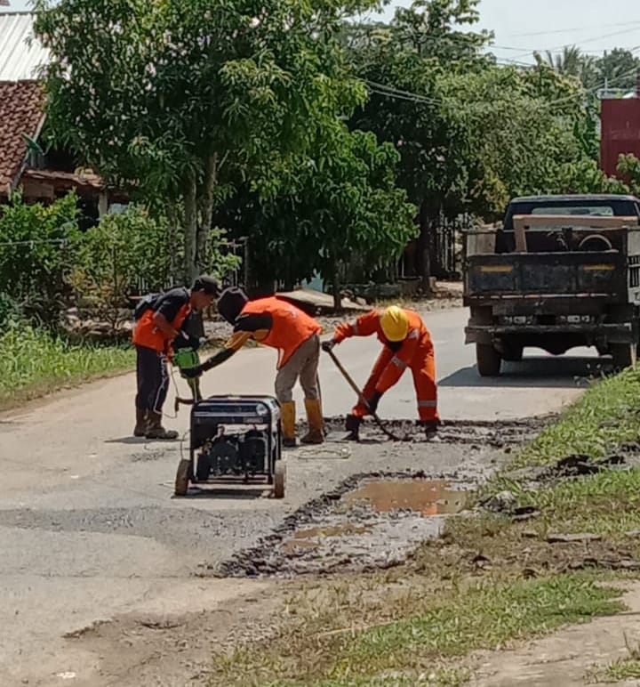 Pemerintah Kabupaten Ogan Komering Ulu (Pemkab OKU) melakukan pekerjaan perbaikan sejumlah ruas jalan di Bumi Sebimbing Sekundang khususnya di kawasan dalam Kota Baturaja. Kanalberita.id / Edo