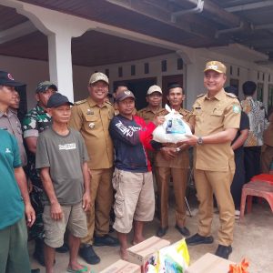 PJ Bupati OKU M Iqbal Alisyahbana SSTP MM mengunjungi warga korban bencana puting beliuang di Kecamatan Semidangaji. Foto dokumen Prokopim OKU