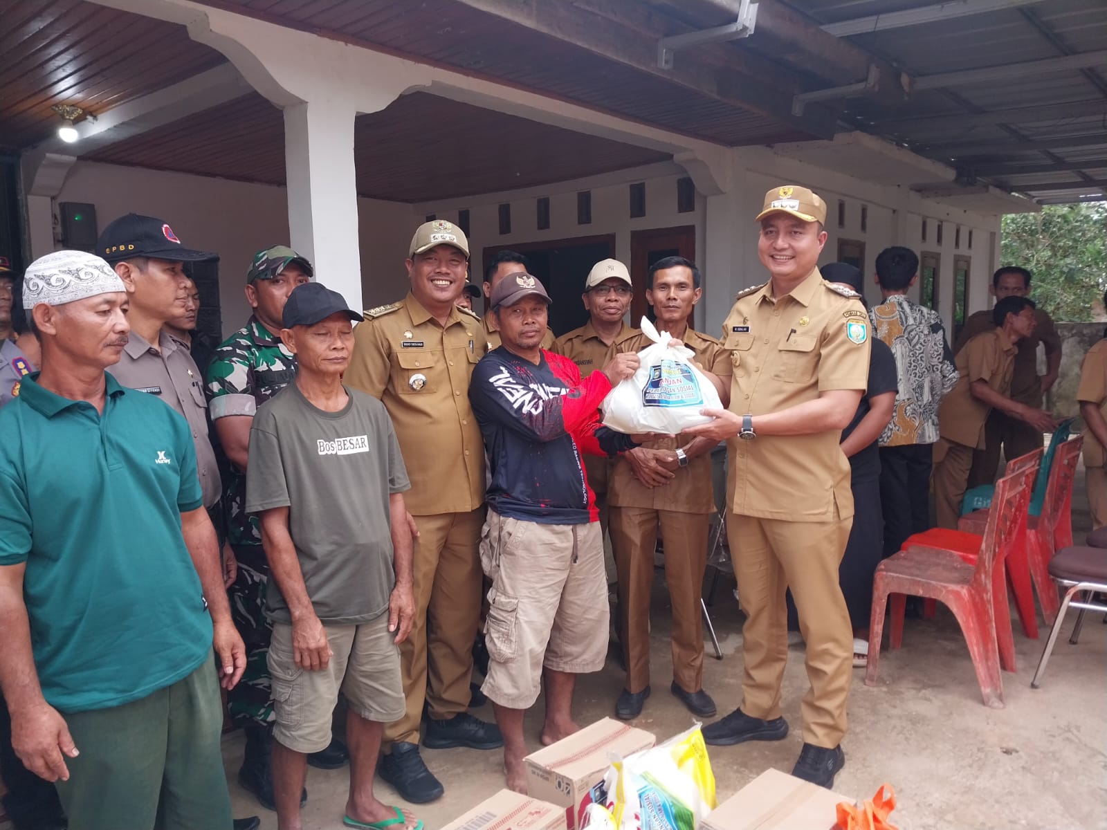 PJ Bupati OKU M Iqbal Alisyahbana SSTP MM mengunjungi warga korban bencana puting beliuang di Kecamatan Semidangaji. Foto dokumen Prokopim OKU