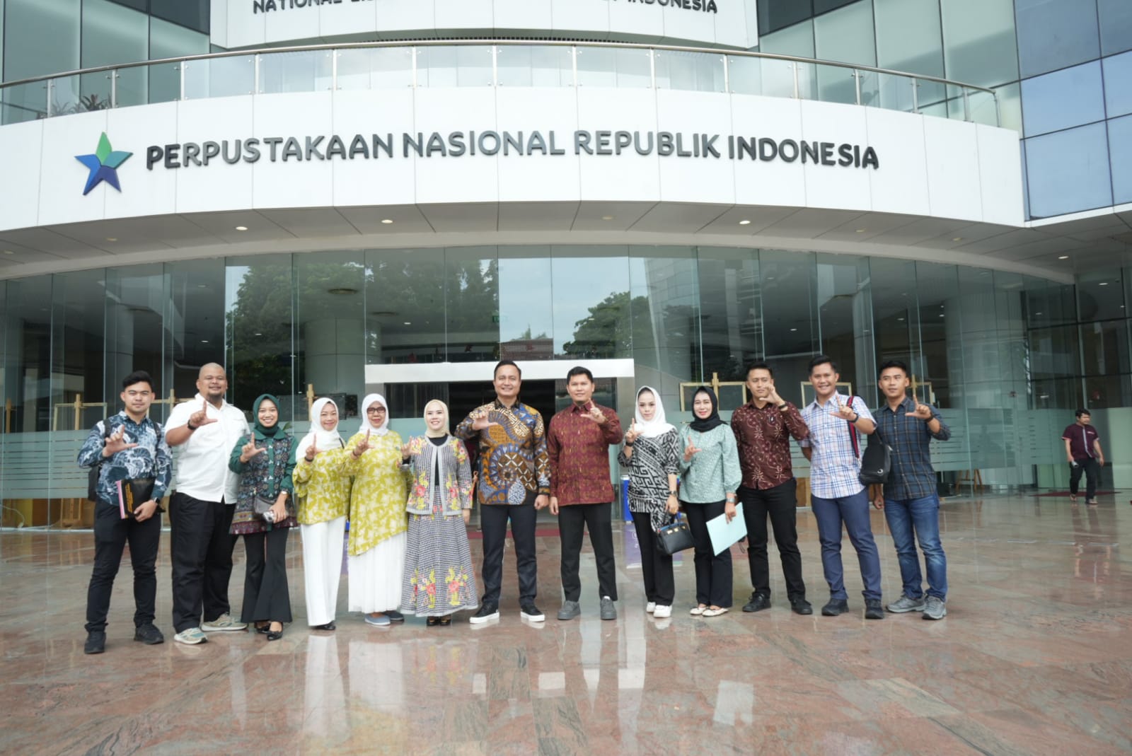 Pj Bupati OKU M Iqbal Alisyahbana SSTP MM didampingi Ahmad Azhar SSTP MM dan Ketua TP PKK OKU saat mengunjungi Perpustakaan Nasional RI. Foto dokumen Humas pemkab OKU