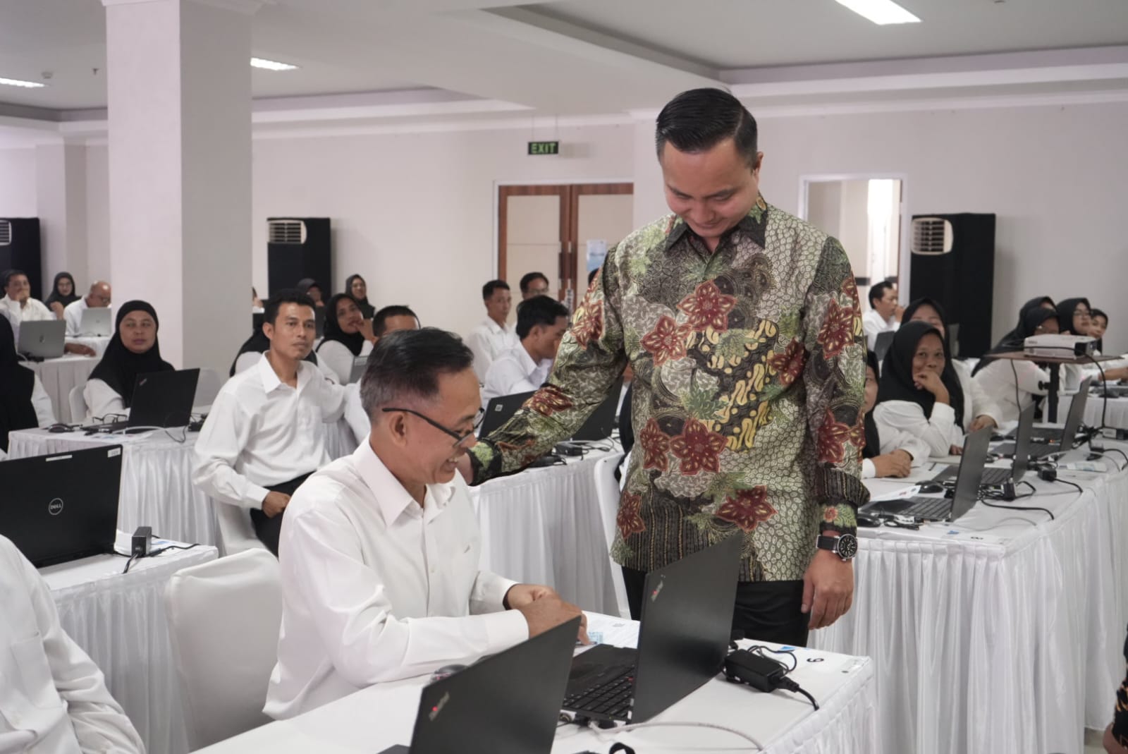 Pj Bupati OKU M Iqbal Alisyahbana SSTP MM meninjau langsung pelaksanaan seleksi ASN P3K Kabupaten OKU. Foto dokumen Prokopim OKU