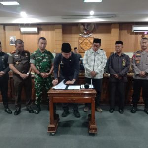 Penandatanganan Kesepakatan Bersama dan Fakta Integritas oleh Pj Bupati OKU Muhammad Iqbal Alisyahbana SSTP MM dan Wakil Ketua DPRD OKU Parwanto SH MM. Kanalberita.id / Edo