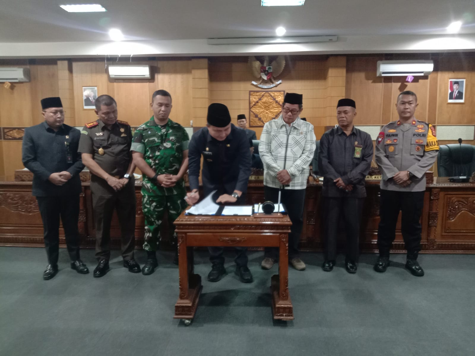 Penandatanganan Kesepakatan Bersama dan Fakta Integritas oleh Pj Bupati OKU Muhammad Iqbal Alisyahbana SSTP MM dan Wakil Ketua DPRD OKU Parwanto SH MM. Kanalberita.id / Edo