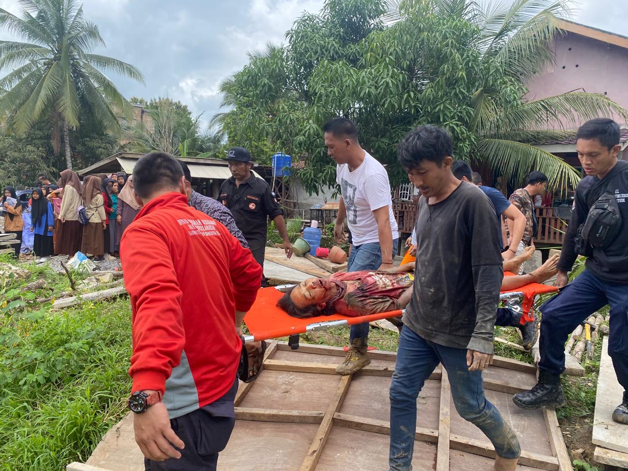 Pekerja pembanguna drainase Air Paoh yang tewas ditimpa bangunan yang ambrol sedang dievakuasi. Foto dokumen polisi