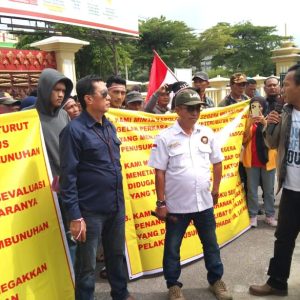 Warga yang melakukan aksi demo di Mapolres OKU karena kecewa dengan kinerja polisi. Kanalberita.id / Edo