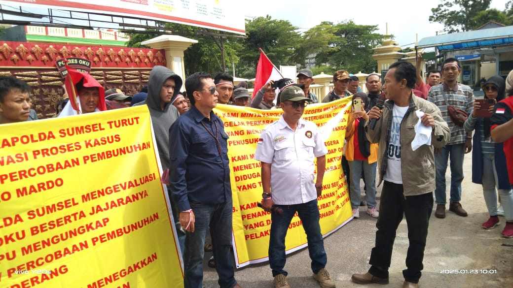 Warga yang melakukan aksi demo di Mapolres OKU karena kecewa dengan kinerja polisi. Kanalberita.id / Edo