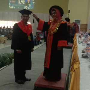 Rektor Unbara Ir Hj Lindawati MZ, MT saat melantik dan mewisuda 310 sarjana baru di Gedung Kesenian Baturaja, Rabu (26/2/2025). Kanalberita.id / Edo