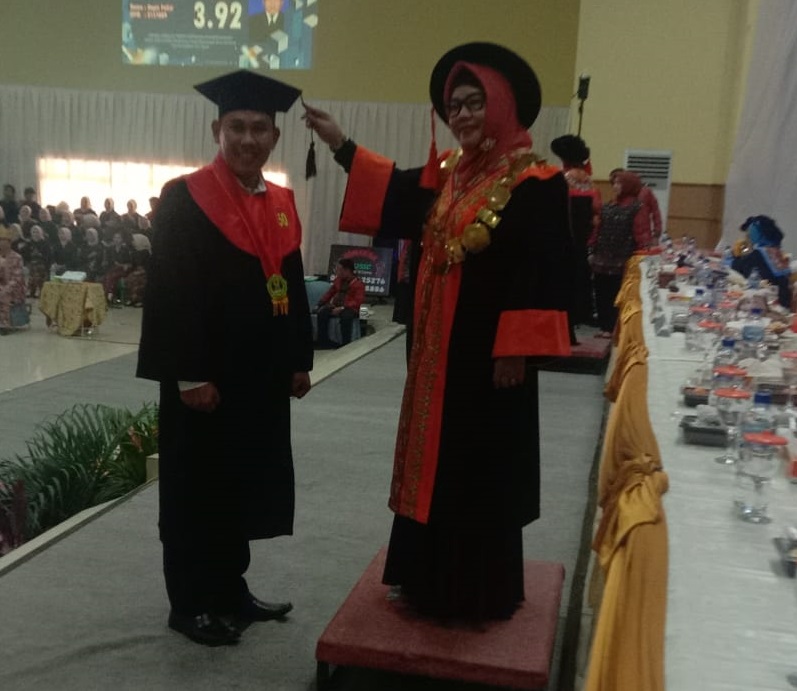 Rektor Unbara Ir Hj Lindawati MZ, MT saat melantik dan mewisuda 310 sarjana baru di Gedung Kesenian Baturaja, Rabu (26/2/2025). Kanalberita.id / Edo