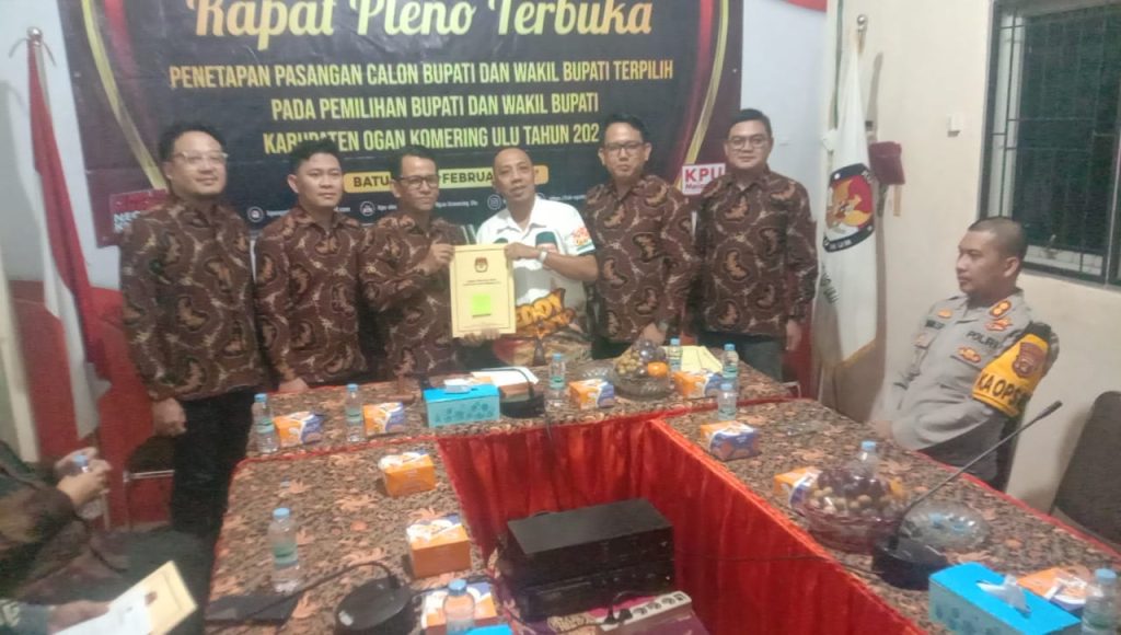 Ketua KPU OKU Rahmat Hidayat SHI menyerahkan SK penetapan bupati terpilih pasangan H Teddy Meilwansyah SSTP MM MPd dan H Marjto Bachri ST. Kanalberita.id / Edo