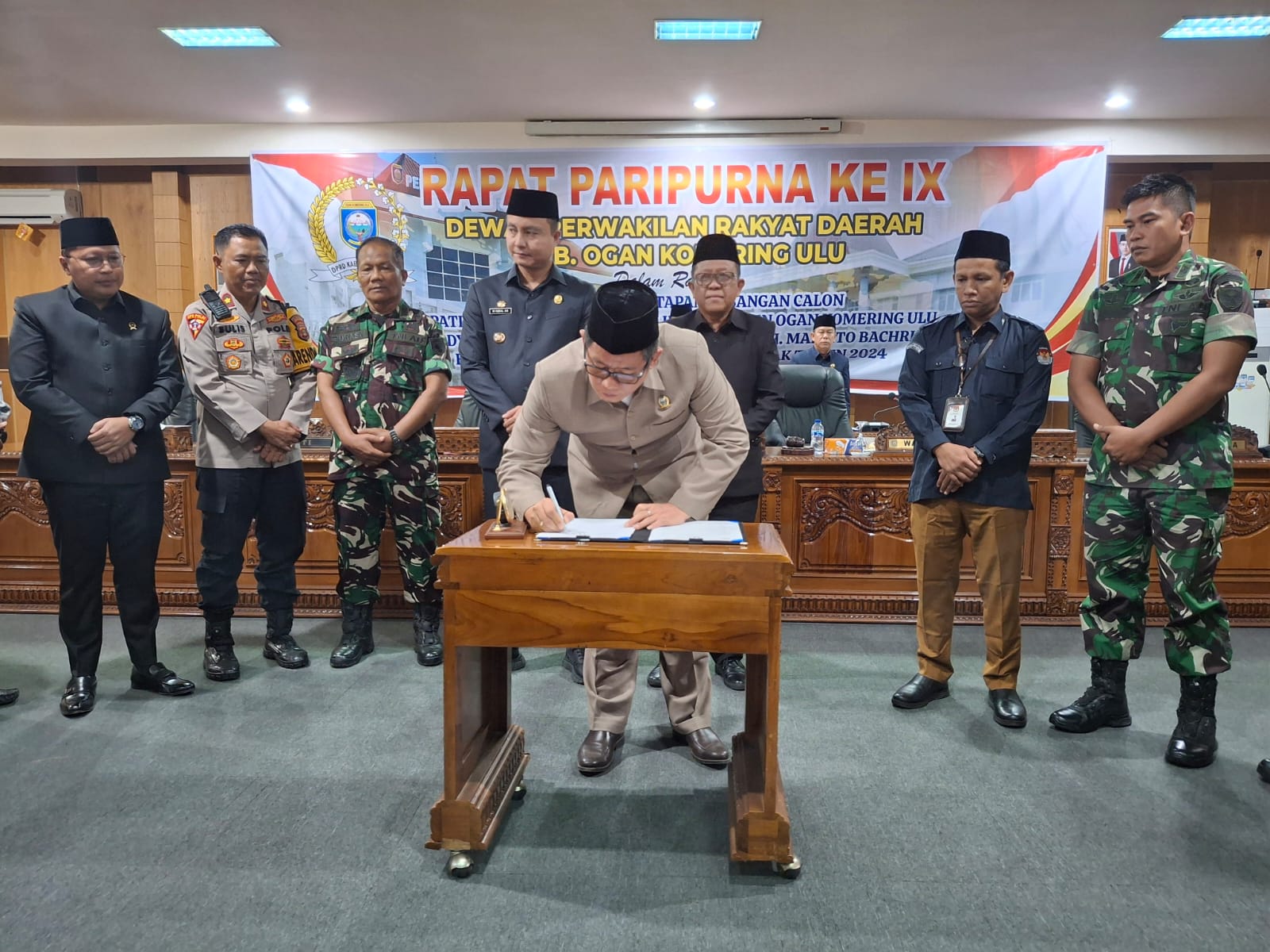 Rapat Paripurna ke -IX masa persidangan ke-2 Tahun sidang 2025 DPRD OKU dalam rangka pengumuman penetapan pasangan calon Bupati dan Wakil Bupati terpilih Kabupaten OKU H Teddy Meilwansyah SSTP MM MPd dan Ir H Marjito Bachri ST. Kanalberita.id / Edo