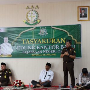 Kajari OKU bersama seluruh pegawai Kejari OKU melakukan tasyakuran dan doa bersama sebagai wujud rasa syukur menempati gedung kantor baru di Keluarahan Kemelak Bindung Langit Kecamatan Baturaja Timur. Foto dokumen Kejari OKU