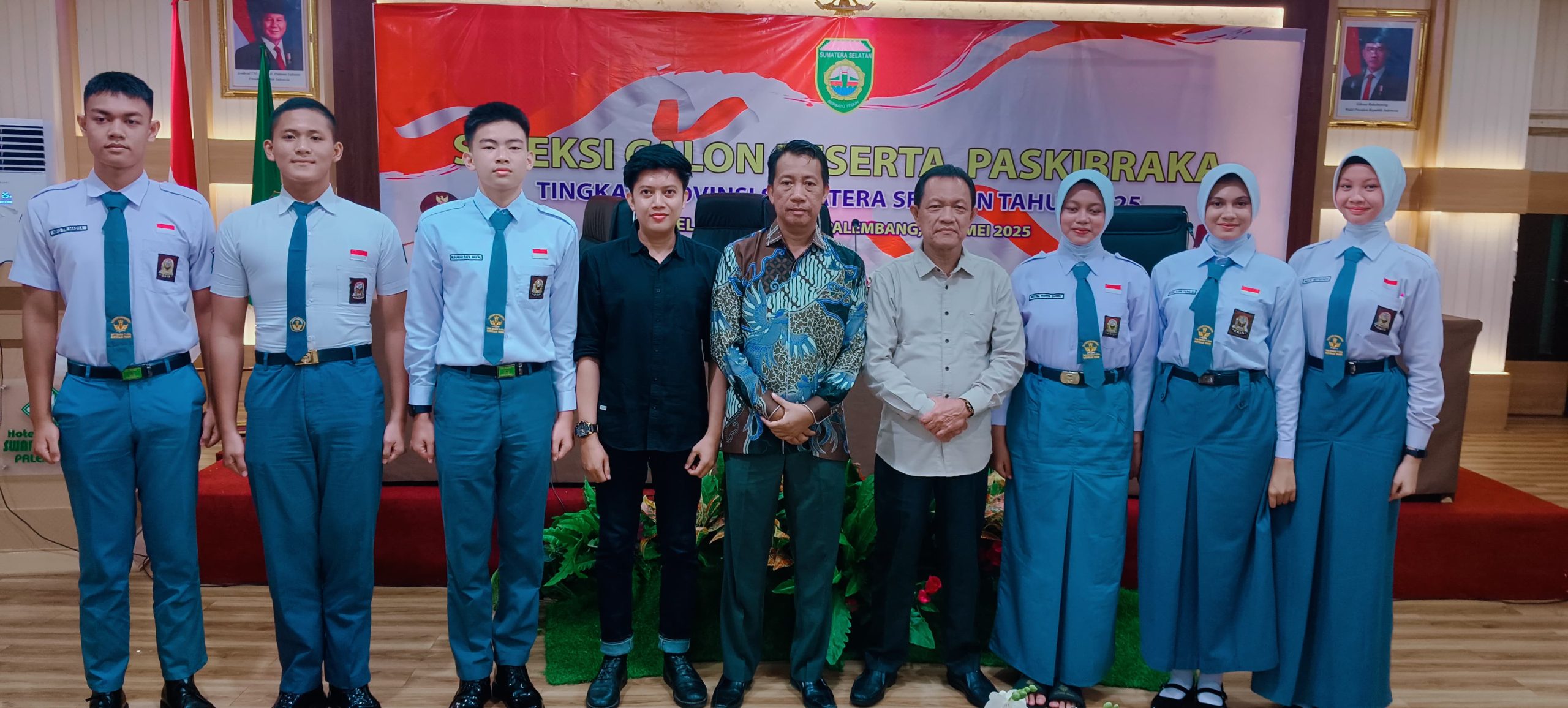 Calon Pasukan Pengibar Bendera Pusakadari Kabupaten OKU atas nama Ahmad Noval Al Farizi (nomor 2 kiri fota bersama dengan Kaban Kesbangpol OKU M Monang Surya Dinata Ssos MSI (batik hijau). Foto dokumen Kesbangpol OKU
