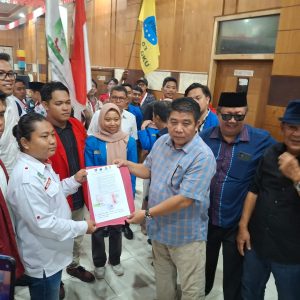 Ketua DPRD OKU H Sahril Elmi SH bersama anggota saat menerima tuntuan aksi kelompok Cipayung di Gedung DPRD OKU. Kanalberita.id / Edo