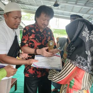 Advisor PT Perkebunan Kelapa Sawit Minanga Ogan H Zulkarnain Soeleiman SE memberikan tropy pemenang dalam menyambut bulan Suci Ramadhan 1447 H. Kanalberita.id / Edo