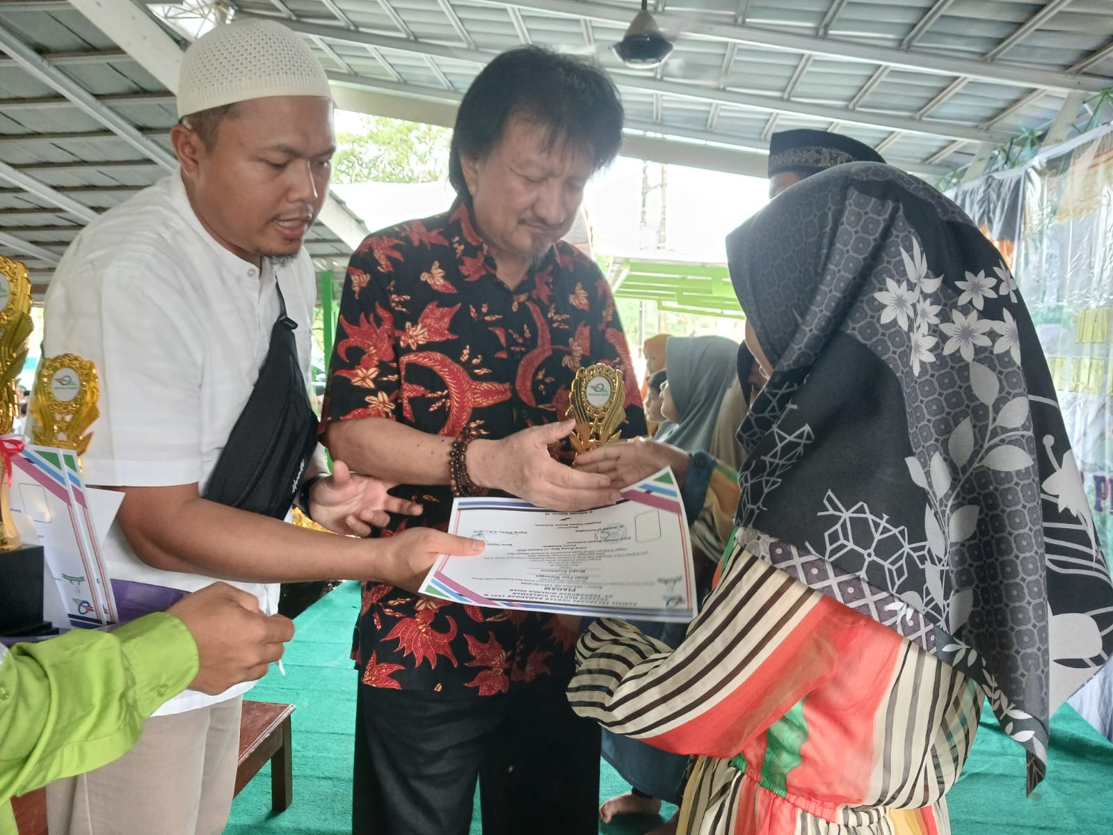 Advisor PT Perkebunan Kelapa Sawit Minanga Ogan H Zulkarnain Soeleiman SE memberikan tropy pemenang dalam menyambut bulan Suci Ramadhan 1447 H. Kanalberita.id / Edo