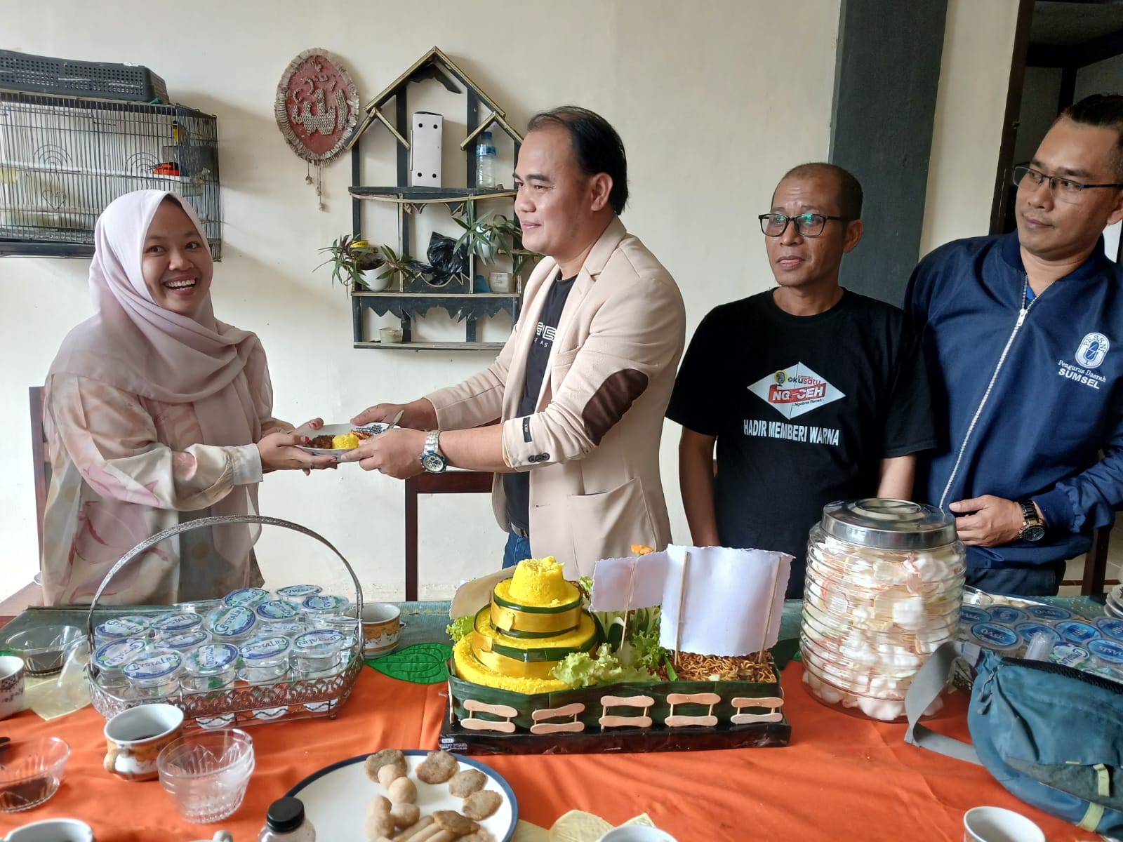 Ketua PWI OKU Yudi Saputra SH memotong tumpeng pada HUT PWI ke 80 dan HPN 2026 di Sekretariat PWI OKU. Foto Kanalberita.id / Edo