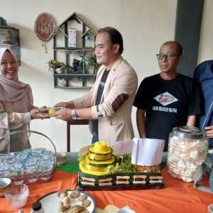 Ketua PWI OKU Yudi Saputra SH memotong tumpeng pada HUT PWI ke 80 dan HPN 2026 di Sekretariat PWI OKU. kanalberita.id / Edo