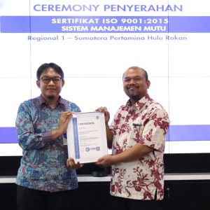 Direktur Utama PHR Regional 1 Muhamad Arifin menerima sertifikat ISO 9001:2015 yang diserahkan oleh Country Head of Business Assurance TUV SUD Indonesia, Unggul Prabowo. Foto dokumen PHR Regional 1