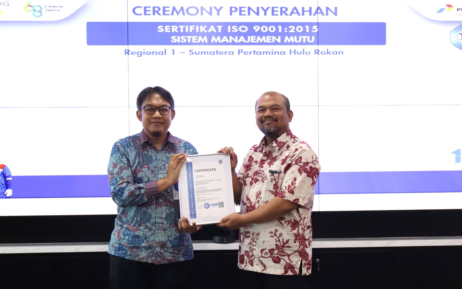 Direktur Utama PHR Regional 1 Muhamad Arifin menerima sertifikat ISO 9001:2015 yang diserahkan oleh Country Head of Business Assurance TUV SUD Indonesia, Unggul Prabowo. Foto dokumen PHR Regional 1