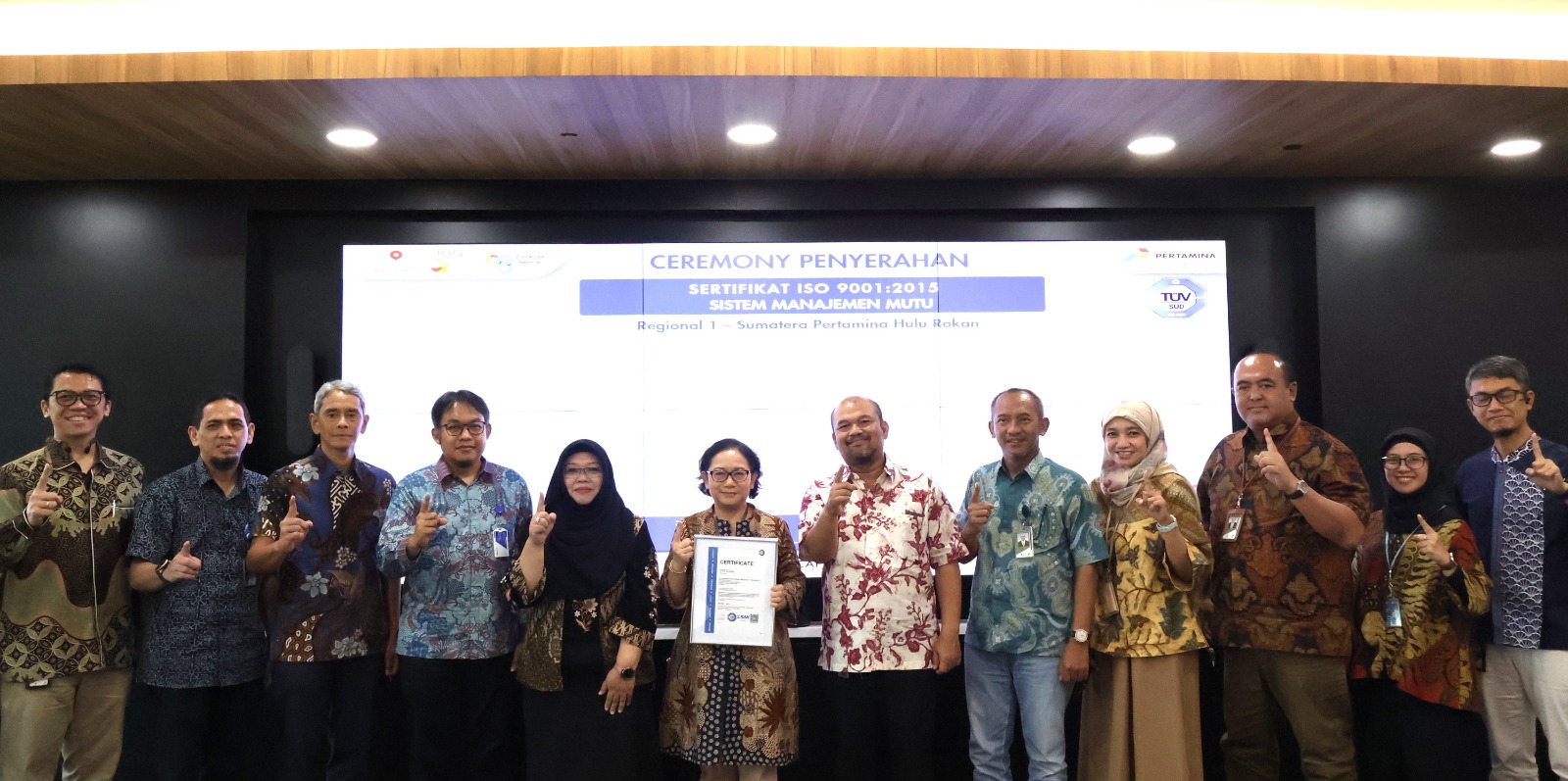 Manajemen PHR foto bersama setelah prosesi serah terima Sertifikat ISO 9001:2015 di Jakarta. Foto dokumen PHR Regional 1