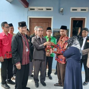 Bupati diwakili Sekdin PERKIM OKU Solihin SIP ST MT menyarahkan kunci rumah syukur mensyukuri hari yang dibangun oleh DPC PCTA (Persaudaraan Cinta Tanah Air) Indonesia Kabupaten OKU. Minggu (15/2/2026) sore . kanalberita.id / Edo